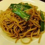 中国麺飯 勇 - 茹でた麺を軽く揚げて炒める、手の込んだサクサク焼きそば。