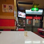 中国料理 陽華飯店 - 入口の上にテレビのジョン