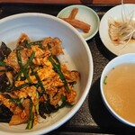 中華麺 遊光房 - ランチ ピリ辛ニラ玉子丼 700円