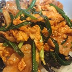 中華麺 遊光房 - ピリ辛肉ニラ玉子丼