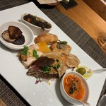 ラ・ファソン 古賀 - 前菜盛り合わせ ワインがすすむ前菜盛り合わせ。鰹が厚切り。とても美味しかった。 この前菜を食べるコツは温かいものから食べること。トリッパもフォアグラも美味しい。