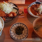 鈴木食堂 - 定食セット、唐揚げともつ煮込み