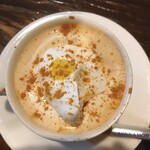 カフェ GOTO - カフェ・カプチーノ　生クリームとシナモンパウダーがたっぷり