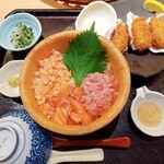 和ダイニング四六時中 - 牡蠣セットのサーモンとまぐろのおひるごはん（ほかに２種ありました）とカキフライ（蒸し牡蠣のおろしポン酢も選べます）１５８０円