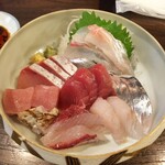 金町製麺 - 刺身盛（メダイ、ブリ、カツオ、アジ、トビウオ、真鯛の昆布〆、太刀魚炙りなど）
