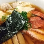 八雲 - 特製ワンタン麺ハーフ黒だしと切り落としチャーシューアップ