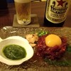 お刺身居酒屋彩 - 桜肉ユッケには自家製バジルソースが添えられてます