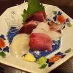 金町製麺 - 刺身盛（カツオ、スルメイカ、ヒラマサ、帆立、イサキのたたきなど）