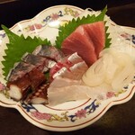 金町製麺 - 刺身盛（キハダマグロ、ブリ、真鯛、スルメイカ、タコなど）