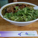 華隆餐館 - 今回いただいたのは、”高菜入牛肉刀削麺 \900/税別”に、”麺の辛さ1回追加 \50/税別”して、”パクチー \200/税別”をトッピングしました。