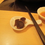 天香回味 - 龍眼の殻を割ります