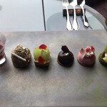 表参道うかい亭 - ランチコース１４３２０円。デザート。６種の盛り合わせです。右から３番目の、チョコレートムースが、一番好きな味わいです（╹◡╹）（╹◡╹）