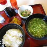 Joi Furu - 豚汁朝食 399円 小鉢は、生卵・温泉卵・納豆から一品選べます。