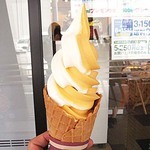もち吉 今治店 - ソフトクリーム　本日の味（アップルマンゴー）とバニラのミックス