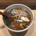 稲庭風温うどん シャモロックスープ