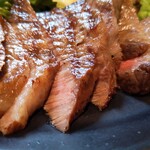 肉系居酒屋 肉十八番屋 - ウェルダンに焼き上げられているが、黒毛和牛の柔らかな肉質から美味が迸り出ています。