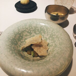 ベージュ アラン・デュカス 東京 - アミューズ
            玄米のチップス鎌倉野菜