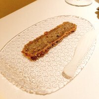 ベージュ アラン・デュカス 東京 - 米粉を使用したグルテンフリーのパン