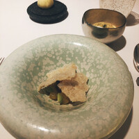 ベージュ アラン・デュカス 東京 - アミューズ
                    玄米のチップス鎌倉野菜