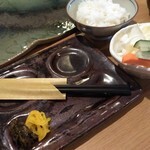 串あげ まさきち - ごはん　野菜スティックとキャベツざく切り　漬物