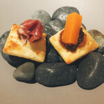 ベージュ アラン・デュカス 東京 - カナッペ二種 いちじく&生ハム