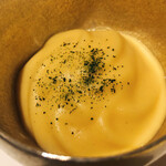 ベージュ アラン・デュカス 東京 - 雛豆のムース、だいだいのシャーベット