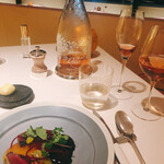 ベージュ アラン・デュカス 東京 - フォアグラと蝦夷鹿
      後ろはロゼ