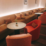 ベージュ アラン・デュカス 東京 - 待合室？色遣いが可愛い