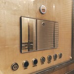 ベージュ アラン・デュカス 東京 - エレベーターのシャネルボタン！