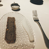 ベージュ アラン・デュカス 東京 - 米粉を利用したグルテンフリーのパン
                      と美しいお皿