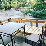 カラスベース - 公園側テラス席