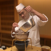 木山 - 出汁を濾す店主