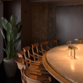 【シェフズテーブル】シェフを取り囲む8席だけのカウンター