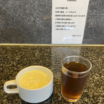 ウェルビー - コーンスープ、麦茶。ドリンクはセルフ。