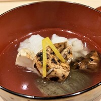 はらまさ - 秋茄子と鱧のお椀 秋茄子は一度素揚げしてますが、油との相性がやはり良いですね、とても柔らかです