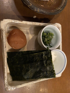Hanako yado - 紀州梅、明石海苔、山芋のとろろ
                        紀州梅はこれ以上ないほど立派な大きさ
                        これ1個でご飯1杯いけます！