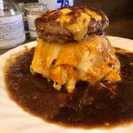 洋食 ふきのとう - トロトロオムライスハンバーグ＋チーズ 横から