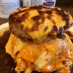 洋食 ふきのとう - トロトロオムライスハンバーグ＋チーズ アップ