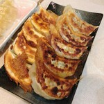 餃子のマルユウ - カレー餃子（手前）と特製焼餃子（奥）