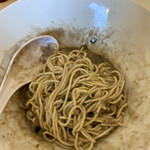 煮干らーめん 川むら - 和え玉をイカの中に投入、更に和える。