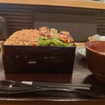 Momofuku - ももふく鳥重　ご飯特盛　もはや蓋がありません(20-10)