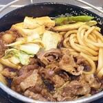 Yayoi Ken - グツグツとはなっていませんが、熱々の鍋に牛肉・白菜・長ネギ・しらたき・豆腐・うどんと定番の具材が入っております。