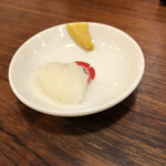 大島ラーメン - カラシと大根おろしが乗った餃子タレ皿