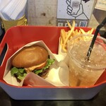 ヘンリーズ バーガー 代官山 - Mサイズセット+チーズ1枚(1530円)