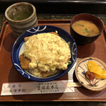 Toyobaya - 豊場屋本店のカツ丼880円。味噌汁に漬物付き。