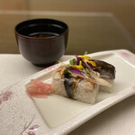 津 みやび - サバの押し寿司、味噌汁
