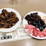 元祖ホルモン脇田屋 - 左:追加のホルモン 右:ホルモン・ヒモ・ホホ肉・上カルビ