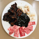 元祖ホルモン脇田屋 - ホルモン・ヒモ・ホホ肉・上カルビ(時計回り)