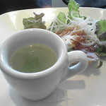 Cafe Bar bianconero - ランチセットの玉子スープとサラダ