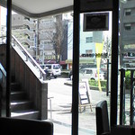 Cafe Bar bianconero - 店内から見た入り口